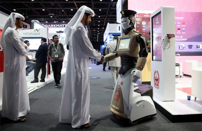 Robocop bắt tay với khách tham quan tại hội nghị về an ninh thông tin ở Dubai ngày 22/5. Robocop nằm trong chương trình cải thiện an ninh và dịch vụ của Dubai trước khi thành phố tổ chức triển lãm Expo 2020. Ảnh:Reuters