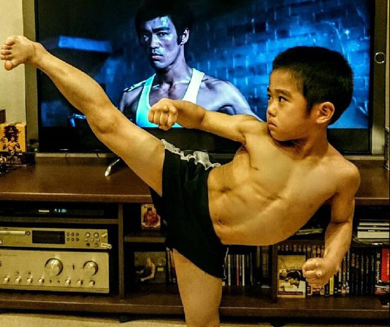 Cha Imai cho hay con trai anh thần tượng Lý Tiểu Long, xem phim của ông từ khi mới 1 tuổi. 4 tuổi, Imai bắt đầu tập côn nhị khúc và học võ từ lúc lên 5, theo SoraNews24.
