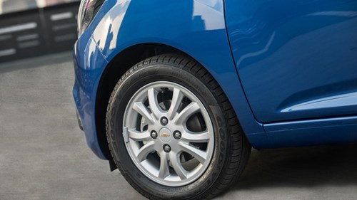 Những trang bị nổi bật khác ở bên ngoài Chevrolet Beat 2018 bao gồm bộ vành hợp kim 14 inch thiết kế dạng đa chấu kép, gá chằng đồ được đặt trên nóc xe và gương ngoại thất chỉnh điện tích hợp thêm đèn báo rẽ...