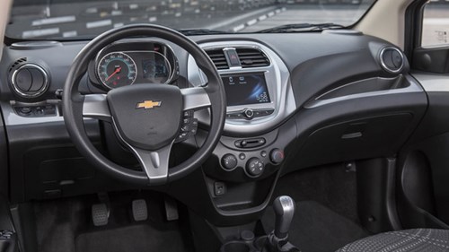 Bên trong Chevrolet Beat 2018 được thiết kế với ghế sau gập 60/40, kính sấy phía sau, cửa sổ chỉnh điện, vô lăng tích hợp phím chức năng, hệ thống thông tin giải trí với màn hình cảm ứng 7 inch, hỗ trợ ứng dụng Android Auto cùng dàn âm thanh 6 loa.