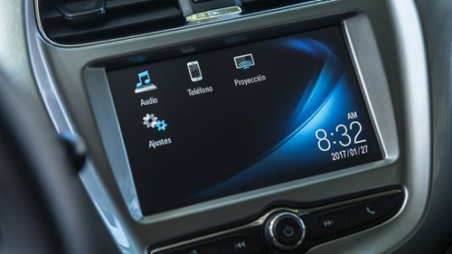 Về an toàn, Chevrolet Beat 2018 có phanh đĩa trên 4 bánh, hệ thống chống bó cứng phanh ABS và 2 túi khí trước. Các trang bị khác bao gồm hệ thống điều hoà, hệ thống thông tin giải trí MyLink thế hệ mới,...