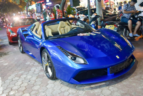 Cuối tuần vừa qua, siêu xe Ferrari 488 Spider đầu tiên tại Việt Nam đã bị bắt gặp xuất hiện cùng loạt siêu xe hàng khủng khác trên một số tuyến phố tại Hà Nội. Như vậy, sau 6 tháng được đưa về nước thì siêu xe mui trần với bộ áo màu xanh dương đã được cho thông quan chính thức.