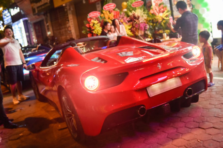 Sự xuất hiện của bộ đôi Ferrari 488 Spider mui trần khiến nhiều người đi đường thích thú và dành sự quan tâm đặc biệt. Tại Mỹ, Ferrari 488 GTB có giá 242.000 USD. Mức giá của mẫu siêu xe bản mui trần tại thị trường Việt Nam sau khi chịu các khoản thuế và phí sẽ lên đến gần 20 tỷ đồng.