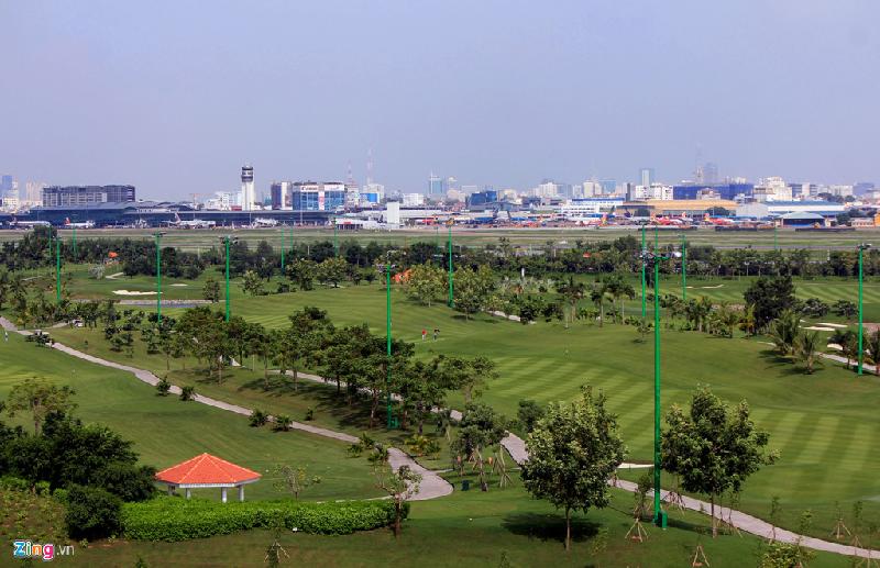 Nhìn từ hướng đường Tân Sơn qua khu sân D và C có thể thấy rất rõ nhà ga sân bay Tân Sơn Nhất, các máy bay đang hoạt động, đậu kín các bãi đỗ.