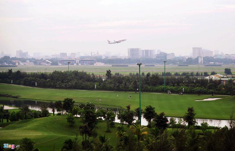 Điều đặc biệt tại sân golf này là có khung cảnh rất độc khi khách vừa đánh golf vừa có thể xem những chiếc máy bay gầm rú khi cất, hạ cánh bên cạnh.