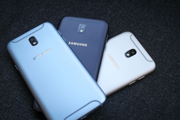 Samsung Galaxy J7 Pro chạy Android 7.0, tích hợp tính năng Always On Display và có 3 màu để người dùng lựa chọn gồm: Màu đen, vàng và màu xanh dương nhạt giống Galaxy S8.