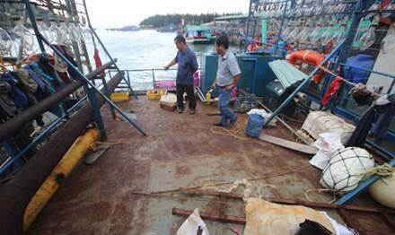 Tàu cá vỏ thép của ngư dân Bình Định hư hỏng nằm bờ.