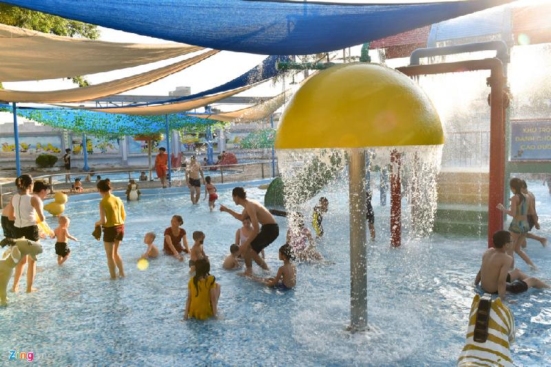 Đến 17h, nhiệt độ đã giảm nhưng vẫn ở mức 36-37 độ C. Người dân bắt đầu kéo đến công viên nước Hồ Tây để tắm mát và vui chơi.