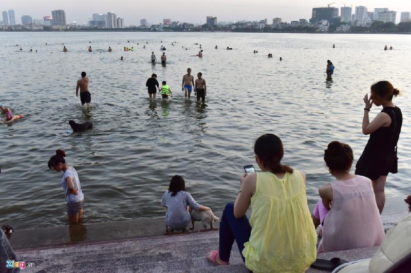 Cách đó không xa, tại bến hồ Tây, hàng trăm người dân cũng đến để bơi lội, giải nhiệt sau một ngày nắng nóng kéo dài.