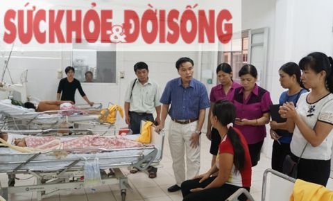Lãnh đạo Sở Y tế, Chi cục An toàn vệ sinh thực phẩm, Trung tâm Truyền thông Giáo dục sức khỏe thăm bệnh nhân đang điều trị tại Khoa Hồi sức cấp cứu và Chống độc, BVĐK tỉnh Cao Bằng