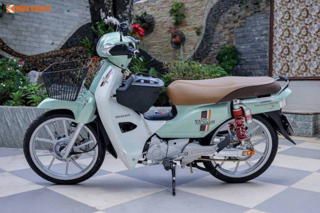 Phong cách độ kiểng đã quen thuộc với dân chơi các dòng Dream 100 trước đây đã được một biker tại tại Sài Gòn áp dụng cho chiếc Honda Super Dream 110 này để biến nó thành một mẫu 