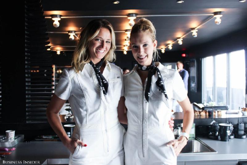 Nhân viên trải nghiệm khách hàng (C/X) Jessica Rooney và Erin Mulcahy có nhiệm vụ hỗ trợ du khách. Họ mặc trang phục được nhà sáng lập hãng thời trang danh tiếng Jimmy Choo - Tamara Mellon - thiết kế riêng cho Blade.