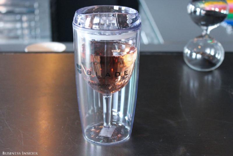 Đồ uống nổi tiếng của Blade là vang hồng. Để tránh làm đổ rượu trong chuyến bay, vang được rót vào một loại cốc đặc biệt.