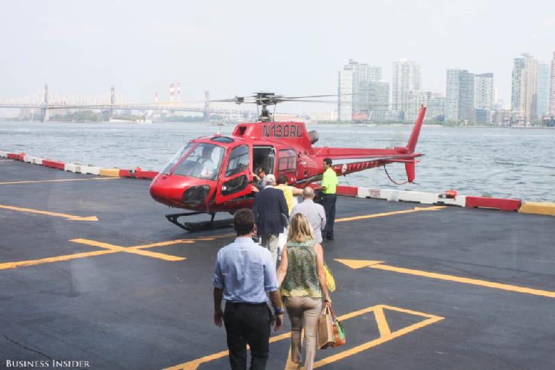 Từ phòng chờ, hành khách có thể thấy các trực thăng chở khách ngoài cửa sổ. Blade có thể thực hiện nhiều chuyến bay liên tục nhờ mạng lưới hỗ trợ rộng khắp New York.