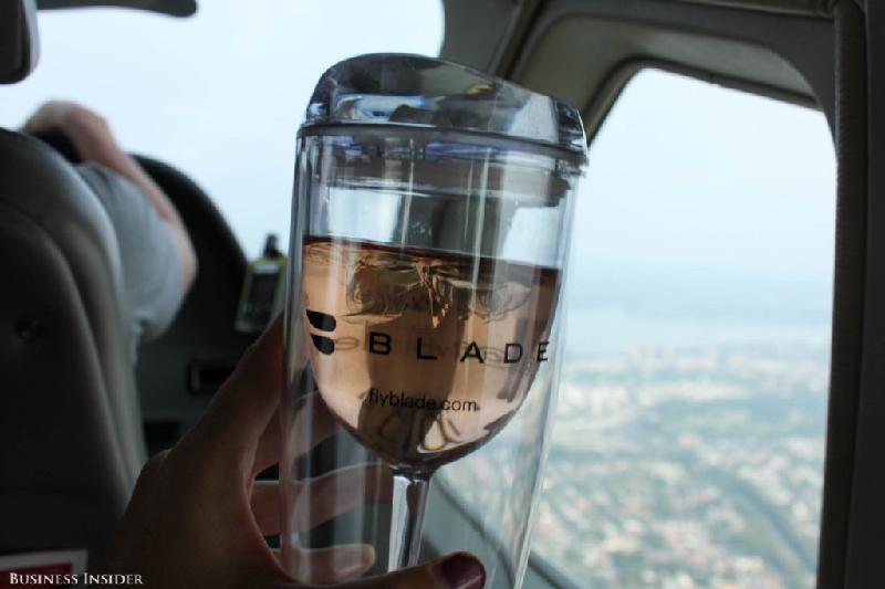 Ảnh chụp cốc vang hồng trên máy bay đã trở thành một biểu tượng của đẳng cấp. Bạn có thể tìm kiếm thẻ #flyblade trên Instagram và thấy hàng trăm bức ảnh chụp chiếc cốc ấn tượng này.
