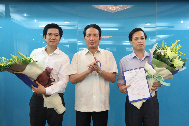 Thay mặt Lãnh đạo Bộ, Thứ trưởng Hoàng Vĩnh Bảo trao Quyết định và chúc mừng tân Cục trưởng Cục Thông tin đối ngoại Đoàn Công Huynh (bên trái) và ông Nguyễn Văn Tạo (bên phải)