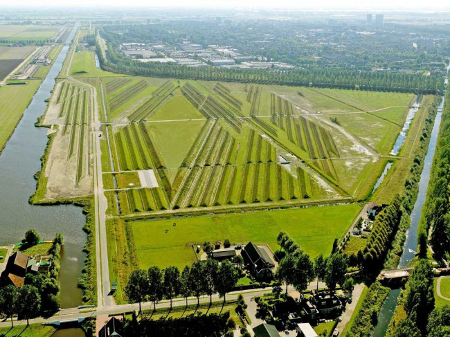 Khi quân đội Hà Lan xây dựng đường băng ở đây vào năm 1916, họ chọn địa điểm này vì nó là vùng đất lấn biển. Qua nhiều nhiều thập kỷ, vùng đất lấn biển Haarlemmermeer trở thành một trong những khu vực đông dân cư nhất ở Hà Lan và tiếng ồn từ sân bay trở thành vấn để khó chịu đối với người dân.
