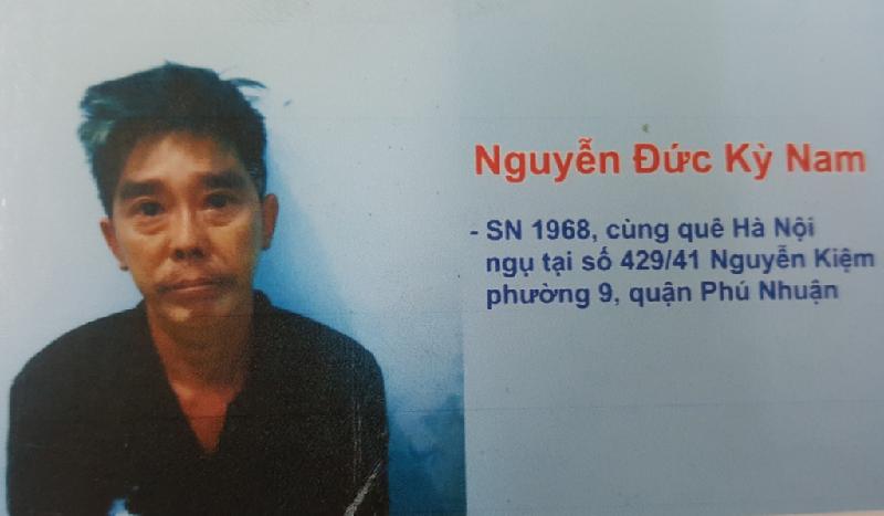 Ban chuyên án cho biết, cánh tay hỗ trợ đắc lực cho ông trùm cầm đầu đường dây ma túy này là Nguyễn Đức Kỳ Nam (47 tuổi, ở Hà Nội). Người đàn ông này là anh họ của Hiếu, trực tiếp xản xuất ra các viên thuốc lắc.