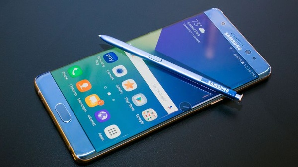 Samsung Galaxy Note FE có cấu hình không khác gì so với bản gồm bao gồm: Màn hình 5.7 inch độ phân giải 2K, chip Exynos 8890, RAM 4 GB, ROM 64GB cùng khe cắm mở rộng microSD, chỉ có pin đã được hạ dung lượng xuống còn 3200mAh và thêm biểu tượng 