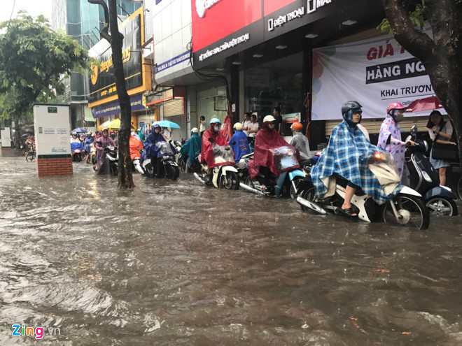 Hà Nội mưa lớn, nhiều tuyến phố chìm trong biển nước