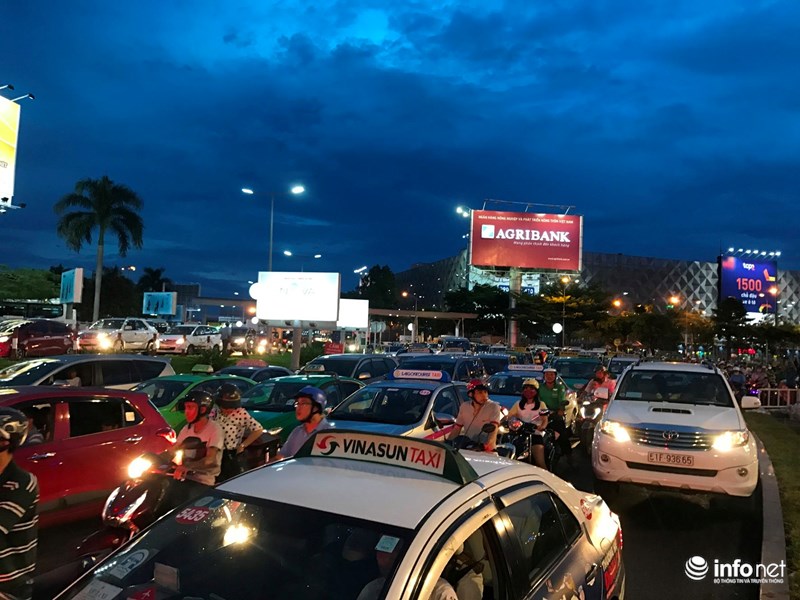 Theo các tài xế, nguyên nhân ùn tắc bắt nguồn từ việc các làn đường bị thu hẹp, tạo thành “nút thắt cổ chai” tại khu vực cầu vượt thép đang xây dựng đoạn đường Trường Sơn-cổng sân bay Tân Sơn Nhất.