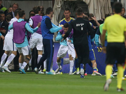 HLV Bosnia lên gối, đấm gãy răng cầu thủ Hy Lạp tại VL World Cup 2018