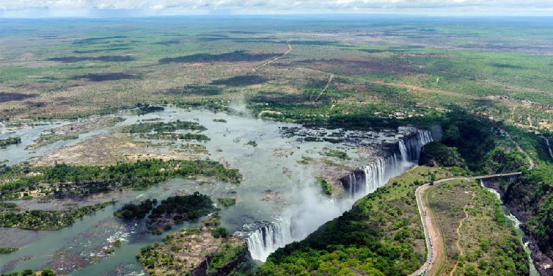Thác Victoria nằm trên sông Zambezi, biên giới Zambia và Zimbabwe, là một trong những thác nước lớn và đẹp nhất thế giới. Thác được người dân địa phương gọi là 