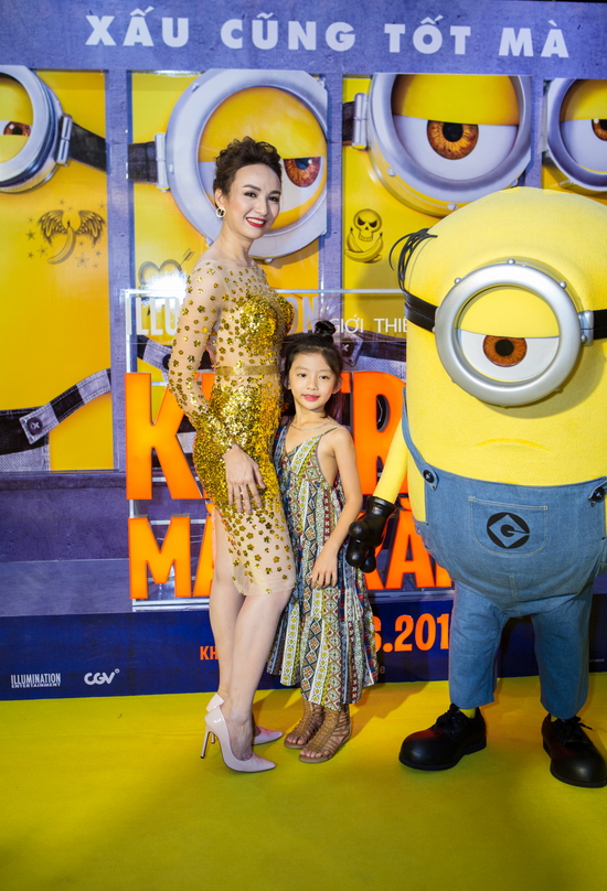 Hoa hậu Du lịch Việt Nam 2008 Ngọc Diễm nổi bật với phục trang vàng rực rỡ, y chang như các Minions trong phim, duyên dáng trong vai trò dẫn chương trình