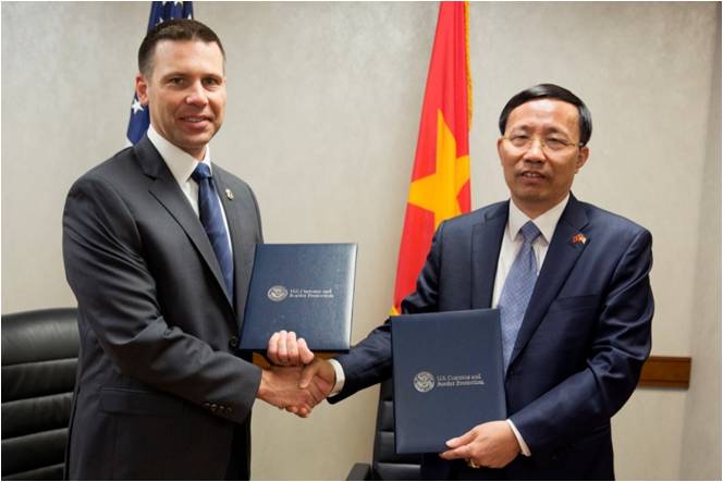 Tổng cục trưởng Hải quan Việt Nam Nguyễn Văn Cẩn và Quyền Cao Uỷ Cơ quan Hải quan và Bảo vệ biên giới Hoa Kỳ Kevin K.McAleean trao Ý định thư đã ký
