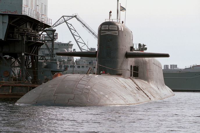 Tàu ngầm hạt nhân  Novomoskovsk. Tàu ngầm hạt nhân Novomoskovsk có lượng giãn nước toàn tải 18.200 tấn khi lặn, dài 167m, mớn nước 8,8m, rộng 11,7m, thủy thủ đoàn khoảng 135 người.  Tàu ngầm hạt nhân được trang bị hai lò phản ứng VM4-SG cung cấp động lực cho tàu hoạt động khoảng 20 năm liên tục, khả năng bơi với tốc độ 24 hải lý/h khi lặn, dự trữ hành trình 80 ngày. Con tàu sẽ được trang bị hệ thống tên lửa D-9RM với 16 tên lửa đạn đạo liên lục địa RSM-54 có tầm bắn 8.300km, mang 4-10 đầu đạn hạt nhân. Ngoài ra còn có 4 ống phóng ngư lôi với 16 quả đạn.