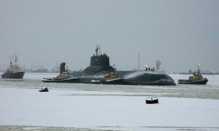 Tàu ngầm tên lửa hạt nhân lớp Akula mang tên Dmitriy Donskoi. Tàu Akula với lượng choán nước 13.000 tấn là con tàu có vỏ kép bằng thép điển hình của tàu ngầm Liên Xô, cho phép con tàu này tăng thêm độ chắc chắn và khả năng sống còn lớn hơn. Động cơ đẩy của tàu ngầm này nhằm làm giảm tiếng ồn và những tấm gạch giảm âm cũng được ốp lát ở bề mặt bên ngoài và bên trong tàu ngầm.
