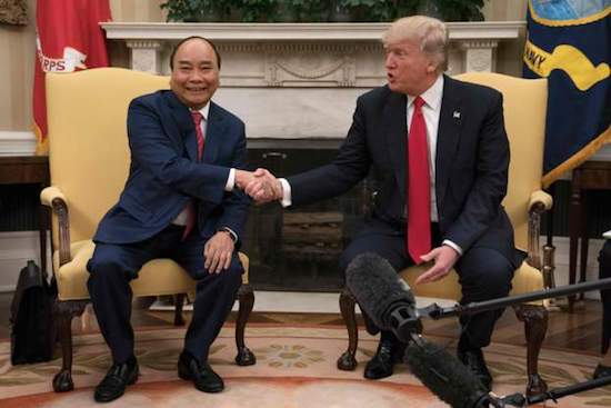 Thủ tướng Nguyễn Xuân Phúc đã thuyết phục Tổng thống Donal Trump như thế nào?
