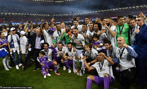 Real Madrid trở thành đội bóng đầu tiên bảo vệ thành công ngôi vô địch Champions League!
