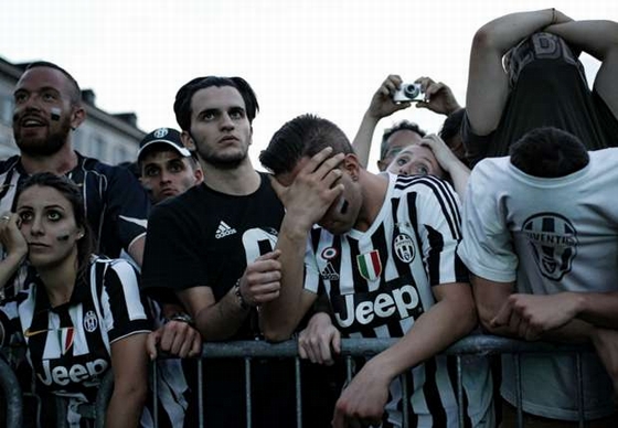 CĐV Juventus không giấu được những giọt nước mắt cay đắng khi đội nhà thua thảm trước Real