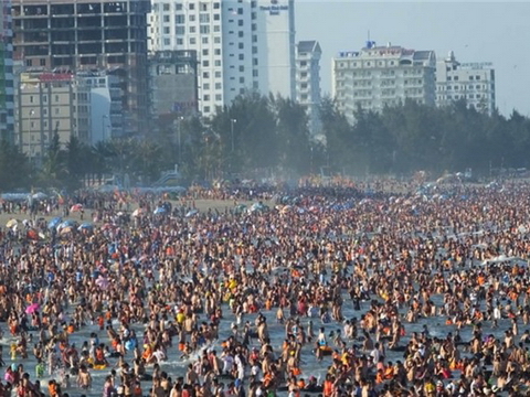 Nóng kỷ lục, bãi biển Sầm Sơn kín đặc người
