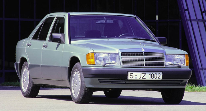 Mercedes-Benz 190 1984-93: Trước cả C-Class và CLA, chiếc sedan entry-level của Mercedes là chiếc 190 hùng mạnh. Được xây dựng như xe tăng, không quá nhanh nhưng đáng tin cậy. Hơn nữa bạn có thể chọn động cơ xăng hoặc diesel, hoặc cả hộp số tay, với giá khoảng 3.900 USD (kèm những quyền lợi khác khi lái một chiếc Mercedes-Benz).