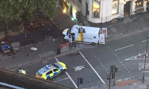 Tài xế taxi dũng cảm lao xe ngăn cản ba kẻ khủng bố ở London