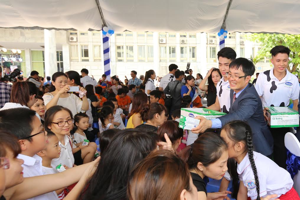 Ông Phan Minh Tiên – Giám đốc Điều Hành Vinamilk trao sữa cho các em nhỏ.