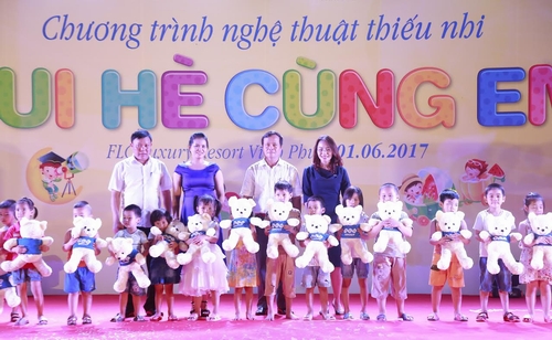 Bà Hương Trần Kiều Dung – Phó Chủ tịch Tập đoàn FLC (ngoài cùng bên phải) trao quà cho các bé thiếu nhi.