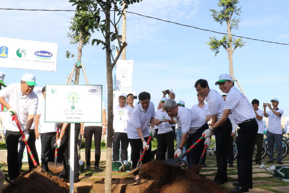 Các đại biểu cùng nhau thực hiện nghi thức trồng cây, mang ý nghĩa chung tay góp sức nâng cao, cải thiện môi trường sống.