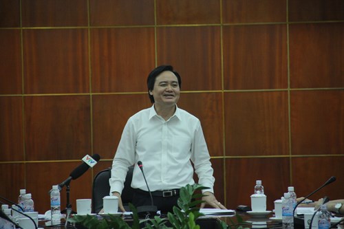 Bộ trưởng Bộ GD&ĐT Phùng Xuân Nhạ phát biểu tại cuộc họp