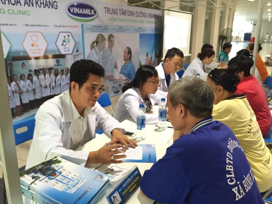 Các Bác sĩ Phòng Khám An Khang và Trung tâm Dinh Dưỡng Vinamilk tư vấn sức khỏe và dinh dưỡng cho người cao tuổi
