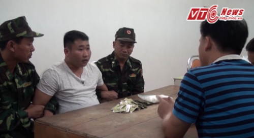 Đối tượng buôn bán ma túy đang bị lực lượng Biên phòng Việt Nam thấm vấn
