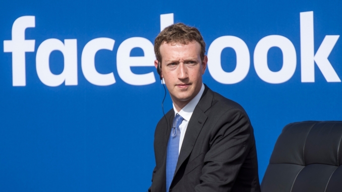 5. Mark Zuckerberg - 58,6 tỷ USD  Mark Zuckerberg đồng sáng lập ra Facebook được công nhận là một trong những tỷ phú trẻ nhất trên thế giới sau khi Facebook được IPO. Kể từ năm 2010, Zuckerberg được Time bình chọn là Nhân vật của Năm cũng như lọt vào danh sách người giàu có và gây ảnh hưởng nhất thế giới.   Ngày 2/12/2015, Mark Zuckerberg và vợ Priscilla Chan đã thông báo với cả thế giới về sự chào đời của cô con gái đầu lòng Max. Cùng với đó, anh thông báo quyết định sẽ quyên góp 99% cố phần của mình tại Facebook để làm từ thiện (ước tính 45 tỷ USD).  Hiện tại, tổng tài sản của Mark Zuckerberg lên tới 58,6 tỷ USD.