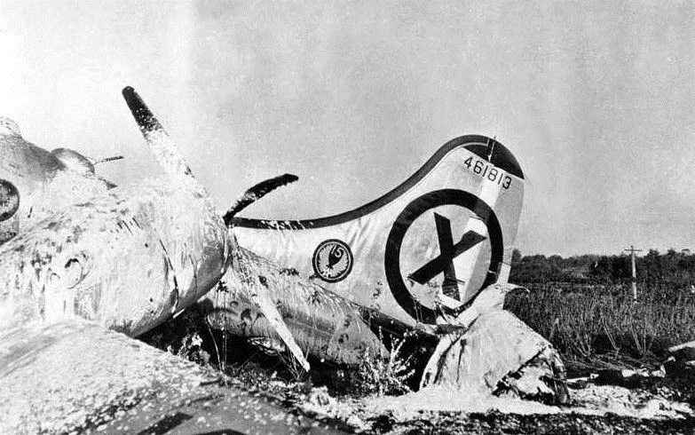 Xác một máy bay ném bom chiến lược B-29 hạ cánh thất bại xuống căn cứ Iruma, Nhật Bản sau khi bị MiG-15 tấn công trên vùng trời sông Áp Lục. Nguồn ảnh: Wikipedia