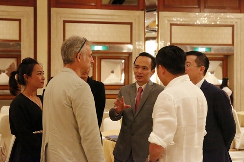 Ông Trịnh Văn Quyết – Chủ tịch Tập đoàn FLC (giữa) trao đổi với các nhà đầu tư quan tâm.