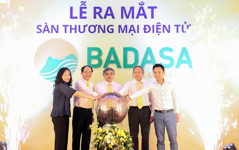 Thứ trưởng Nguyễn Minh Hồng (đứng giữa) cùng lãnh đạo Tổng Công ty Bưu điện Việt Nam và đơn vị liên quan thực hiện nghi lễ ấn nút khai trương sàn BADASA.