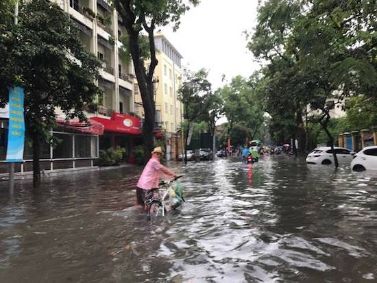 Hà Nội: Cường độ mưa vượt thiết kế thoát nước nhiều lần