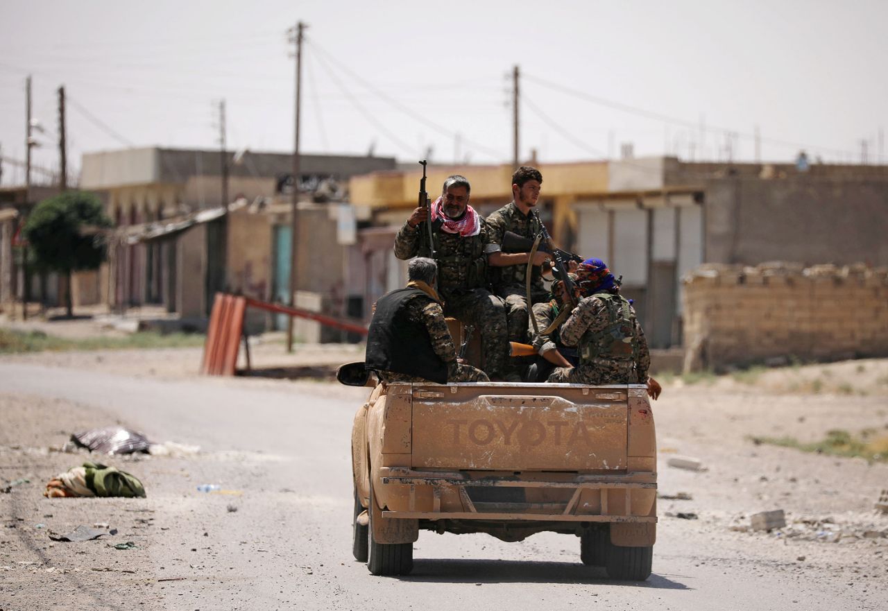 Lực lượng SDF đi trên xe tải nhỏ ở một con đường thuộc khu vực Jazra, phía tây Syria (Ảnh: Reuters)