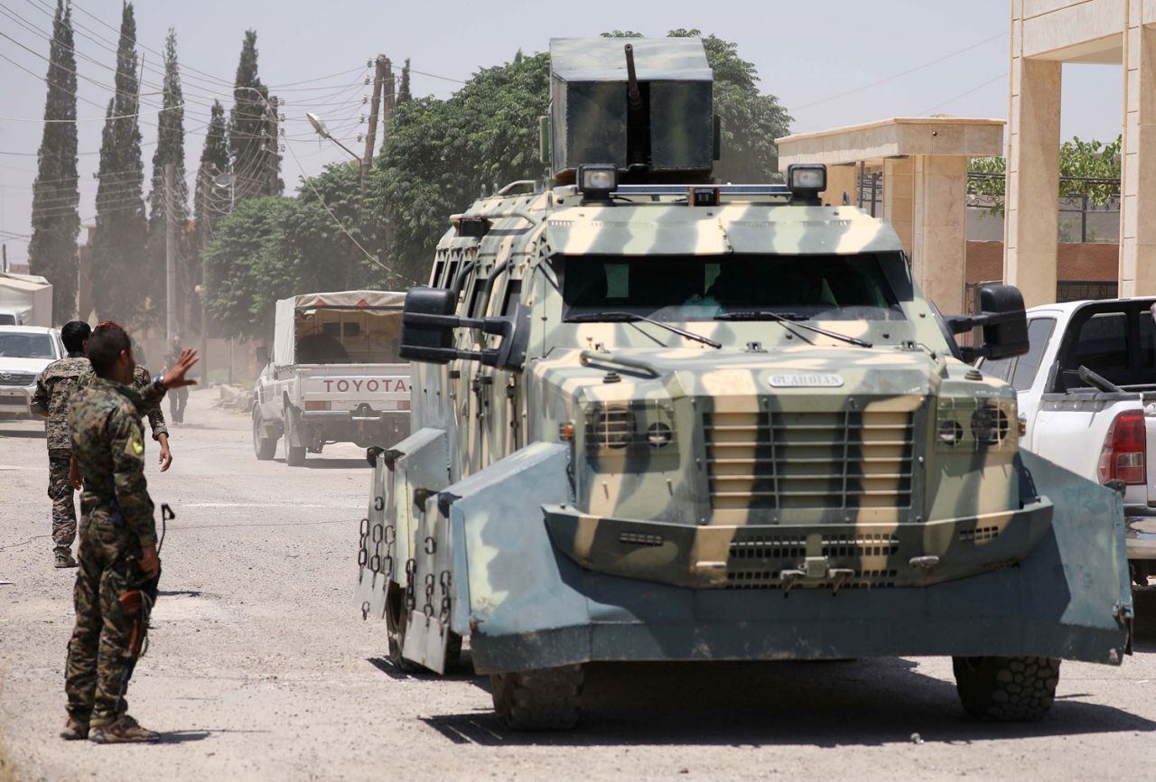 Lực lượng SDF ra hiệu với một xe bọc thép ở làng Hawa, phía tây Raqqa (Ảnh: Reuters)